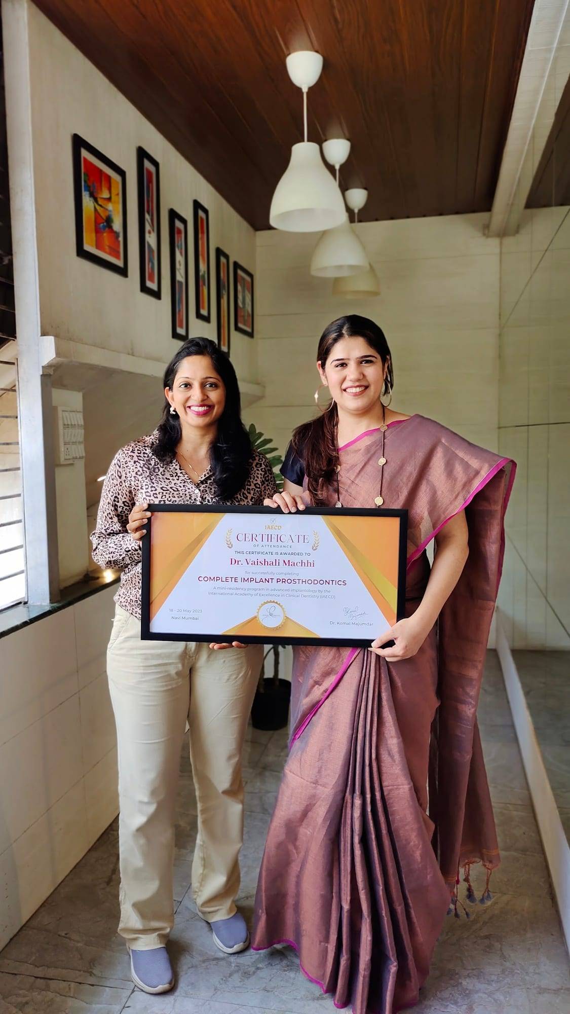 Dr. Vaishali receiving her Complete Implant Prosthodontics certificate